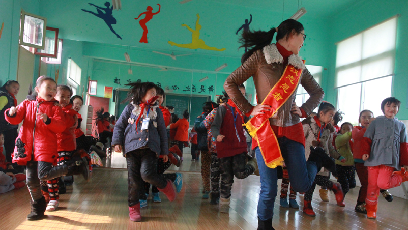 文化志愿者教孩子们跳舞