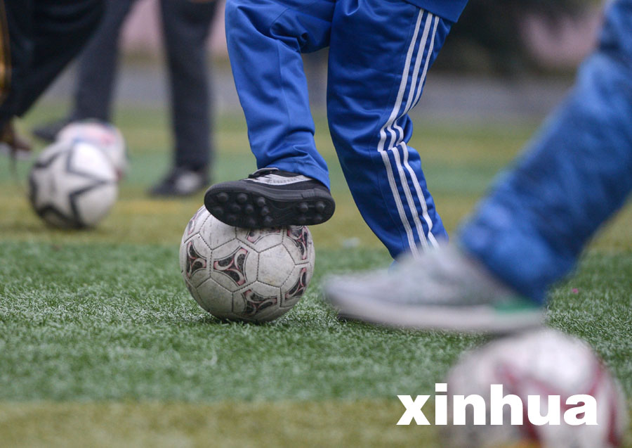 武汉小学生将小足球踢成校园大文化