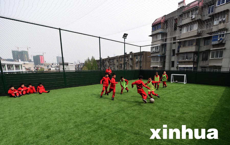 武汉小学生将小足球踢成校园大文化 - 武汉