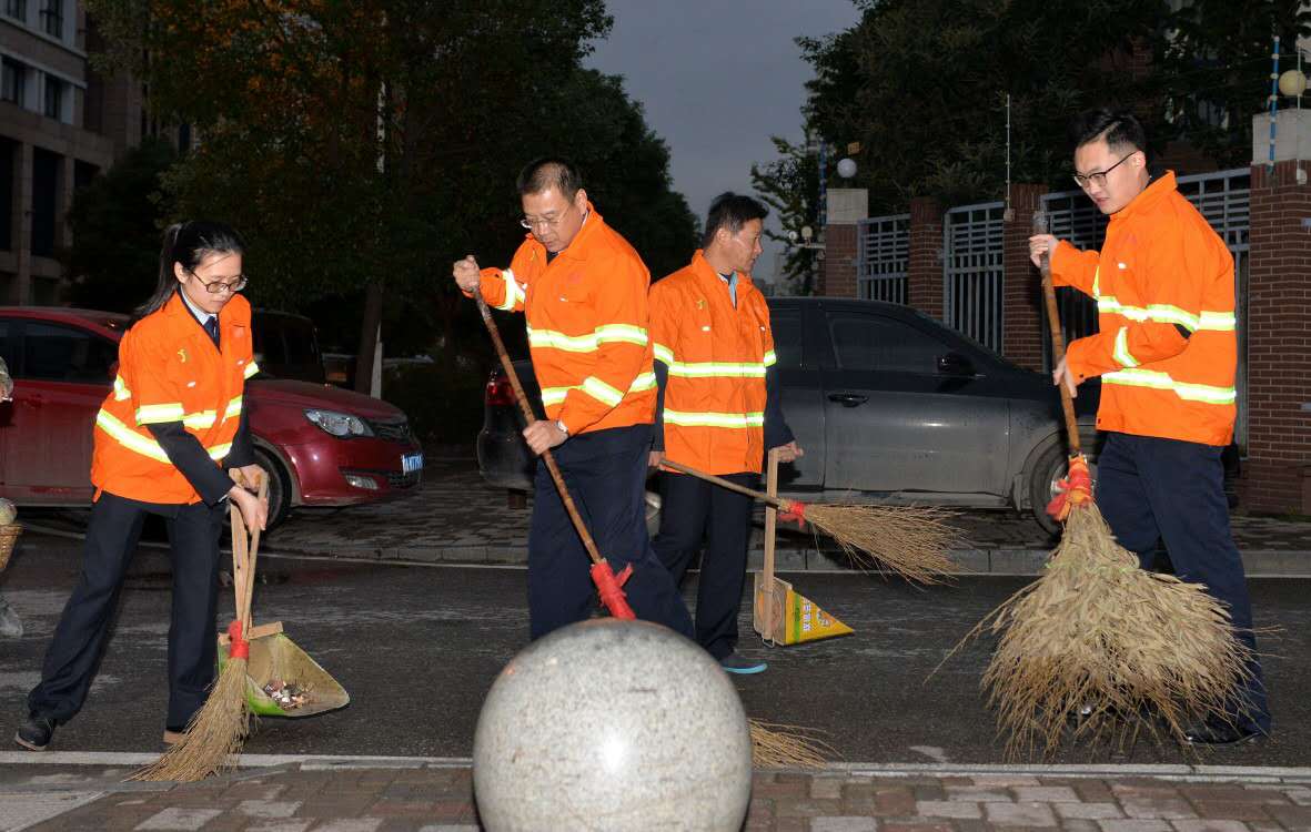 武汉:做一天环卫工人主题体验活动在社区开展