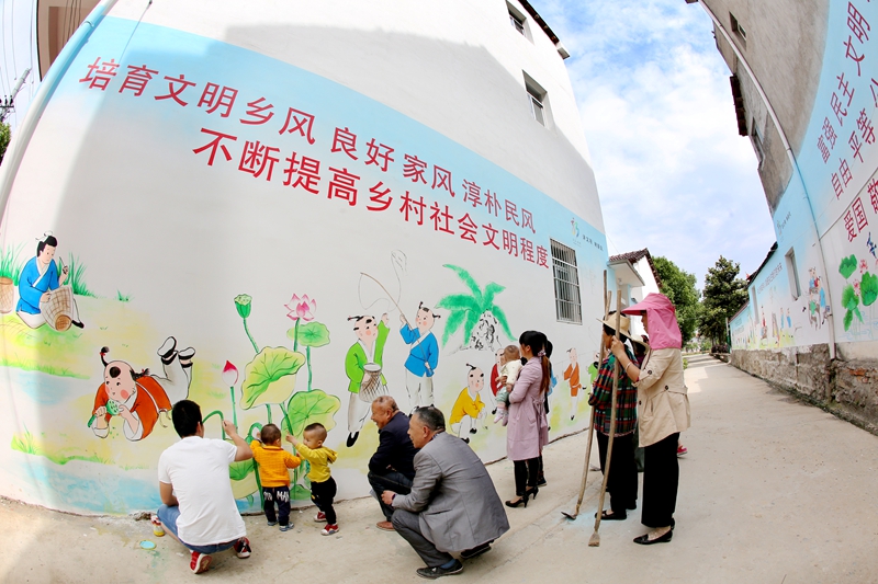 武汉新洲:文明新风进农村 手绘墙画诵党恩