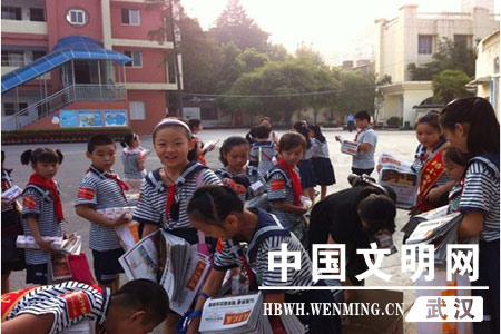 洪山区小学志愿者参加武汉晚报阳光义卖行动