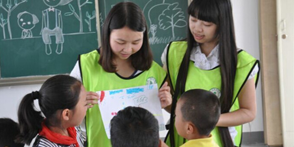 “绿色江城”志愿者陪三峡留守儿童过节