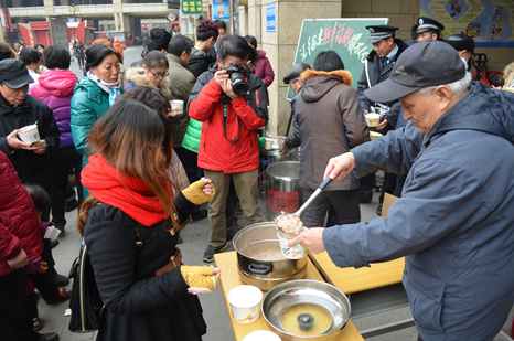 2014年腊八节，杨老师带领社区志愿者们为辖区居民送上爱心腊八粥.png