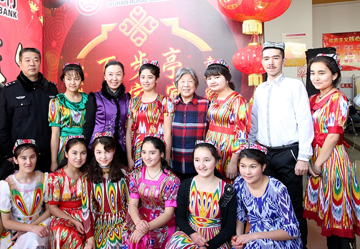 汉铁高中新疆班的志愿者参与到万家宴活动中来.jpg